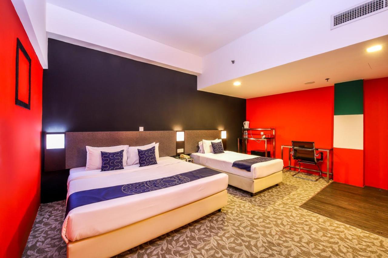 Oyo Capital O 89357 Unicorn Hotel Сері-Кембанган Екстер'єр фото