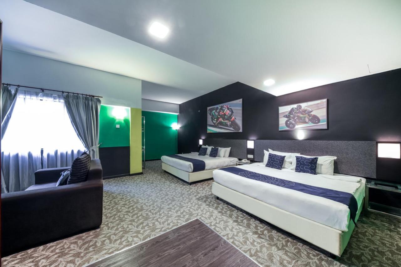 Oyo Capital O 89357 Unicorn Hotel Сері-Кембанган Екстер'єр фото