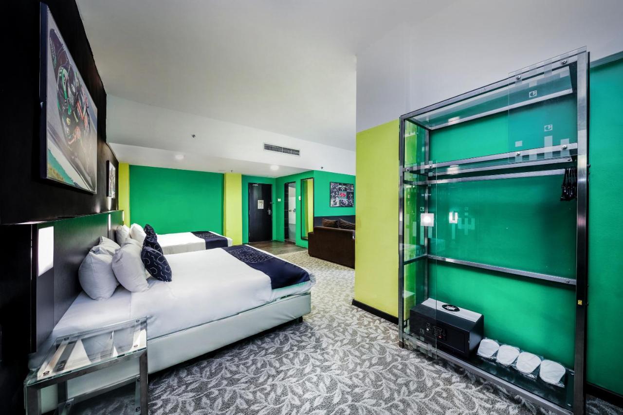Oyo Capital O 89357 Unicorn Hotel Сері-Кембанган Екстер'єр фото