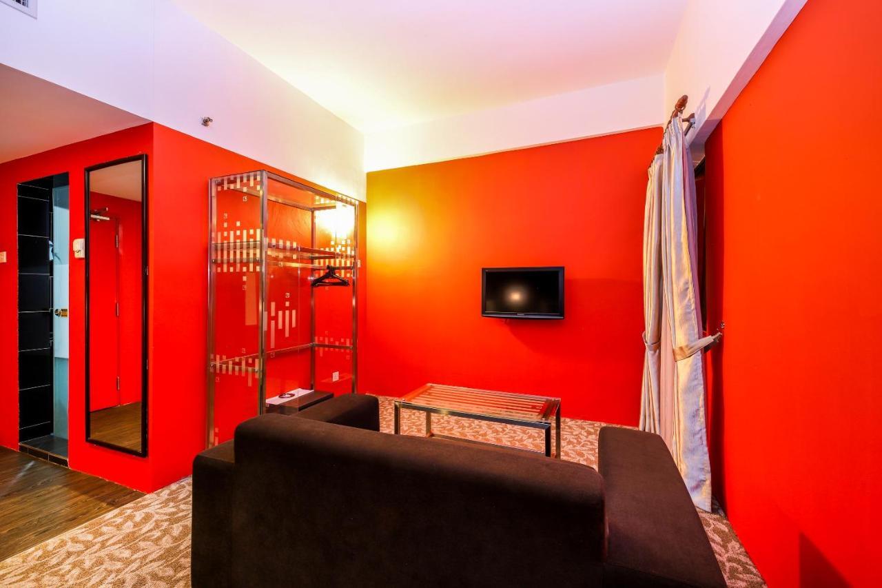 Oyo Capital O 89357 Unicorn Hotel Сері-Кембанган Екстер'єр фото