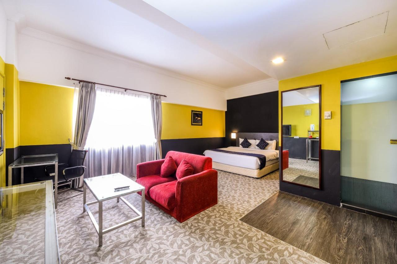 Oyo Capital O 89357 Unicorn Hotel Сері-Кембанган Екстер'єр фото