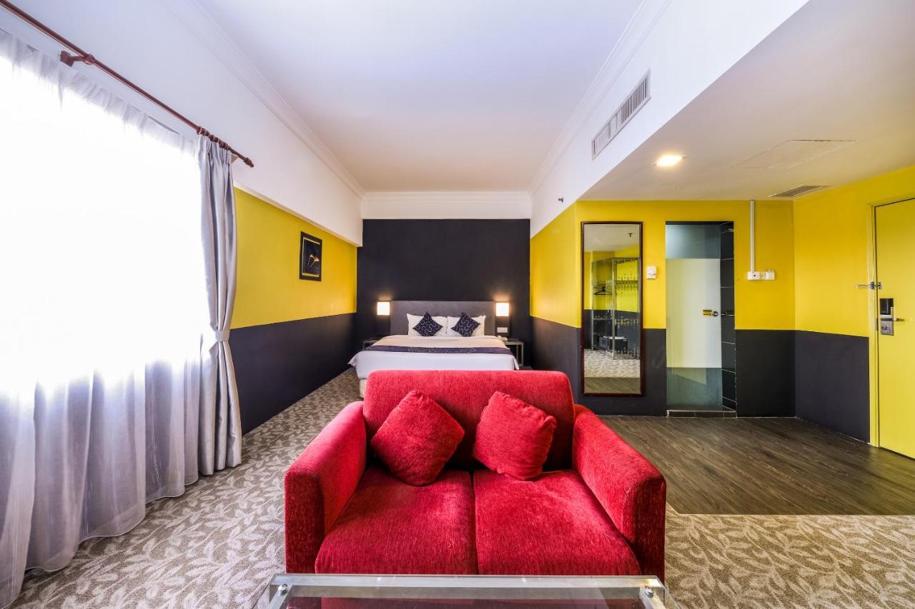 Oyo Capital O 89357 Unicorn Hotel Сері-Кембанган Екстер'єр фото