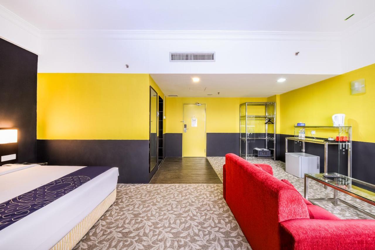 Oyo Capital O 89357 Unicorn Hotel Сері-Кембанган Екстер'єр фото